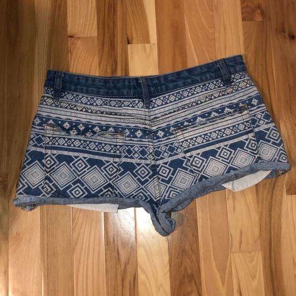 Patterned Jean Shorts - Picture 4 of 7